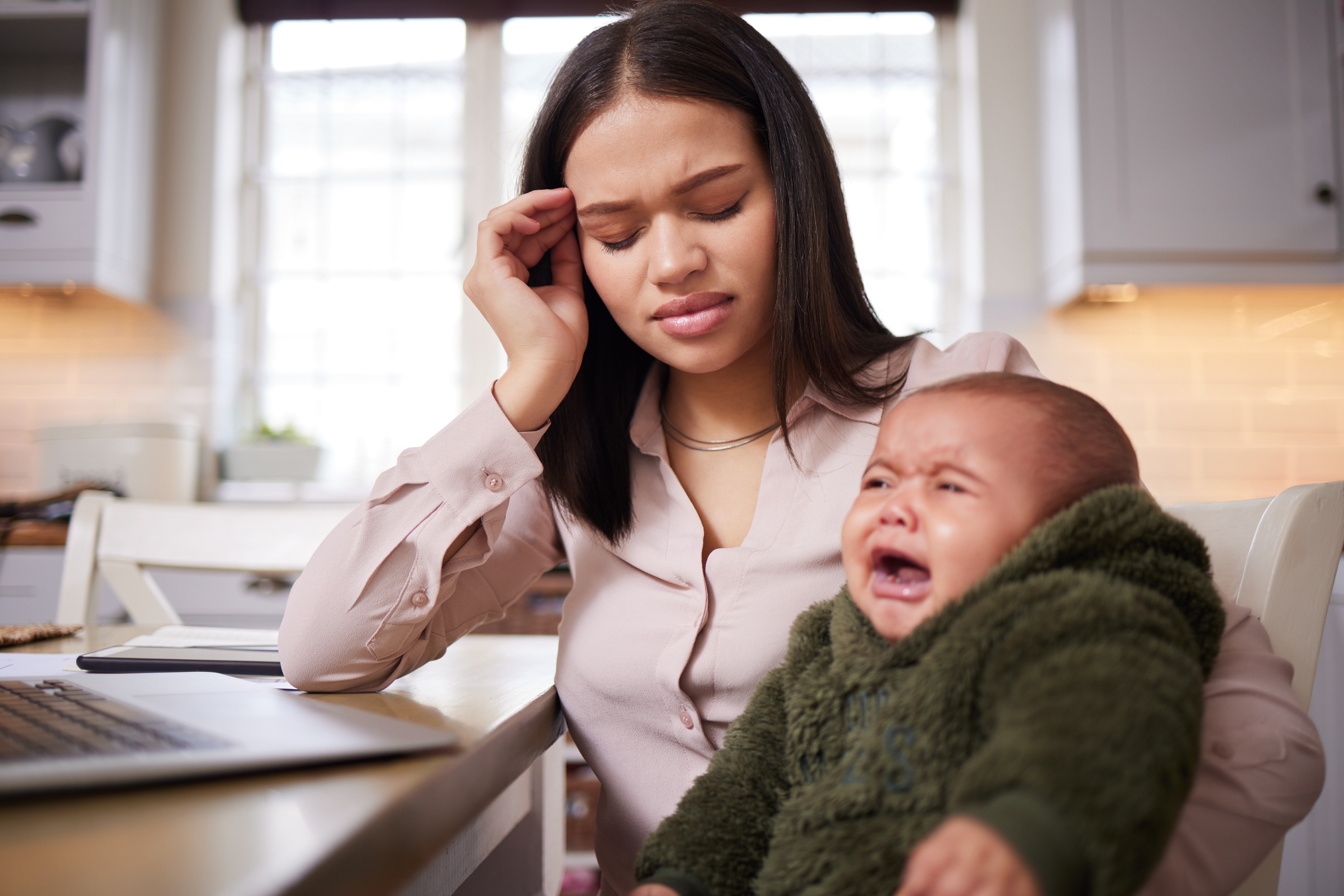 baby blues, penyebab baby blues, postpartum depression, cara mengatasi baby blues, peran suami baby blues, Bunda, si Kecil